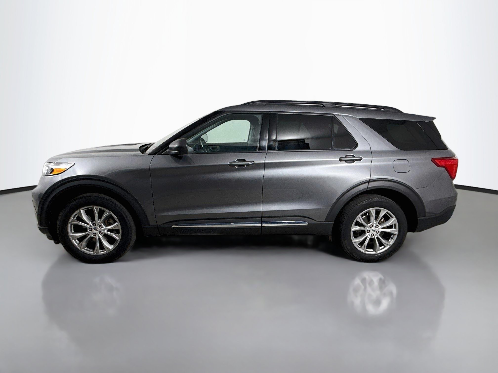 Certified 2023 Ford Explorer XLT w/ Equipment Group 202A AWD/4WD image 9