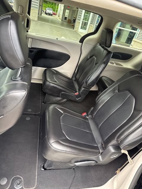 Used 2023 Chrysler Pacifica Touring-L FWD image 21