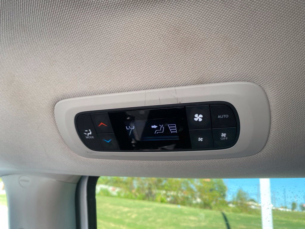 Used 2022 Chrysler Pacifica Touring-L FWD image 32