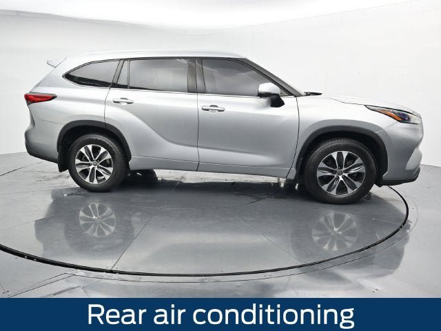 Used 2022 Toyota Highlander XLE AWD/4WD image 12