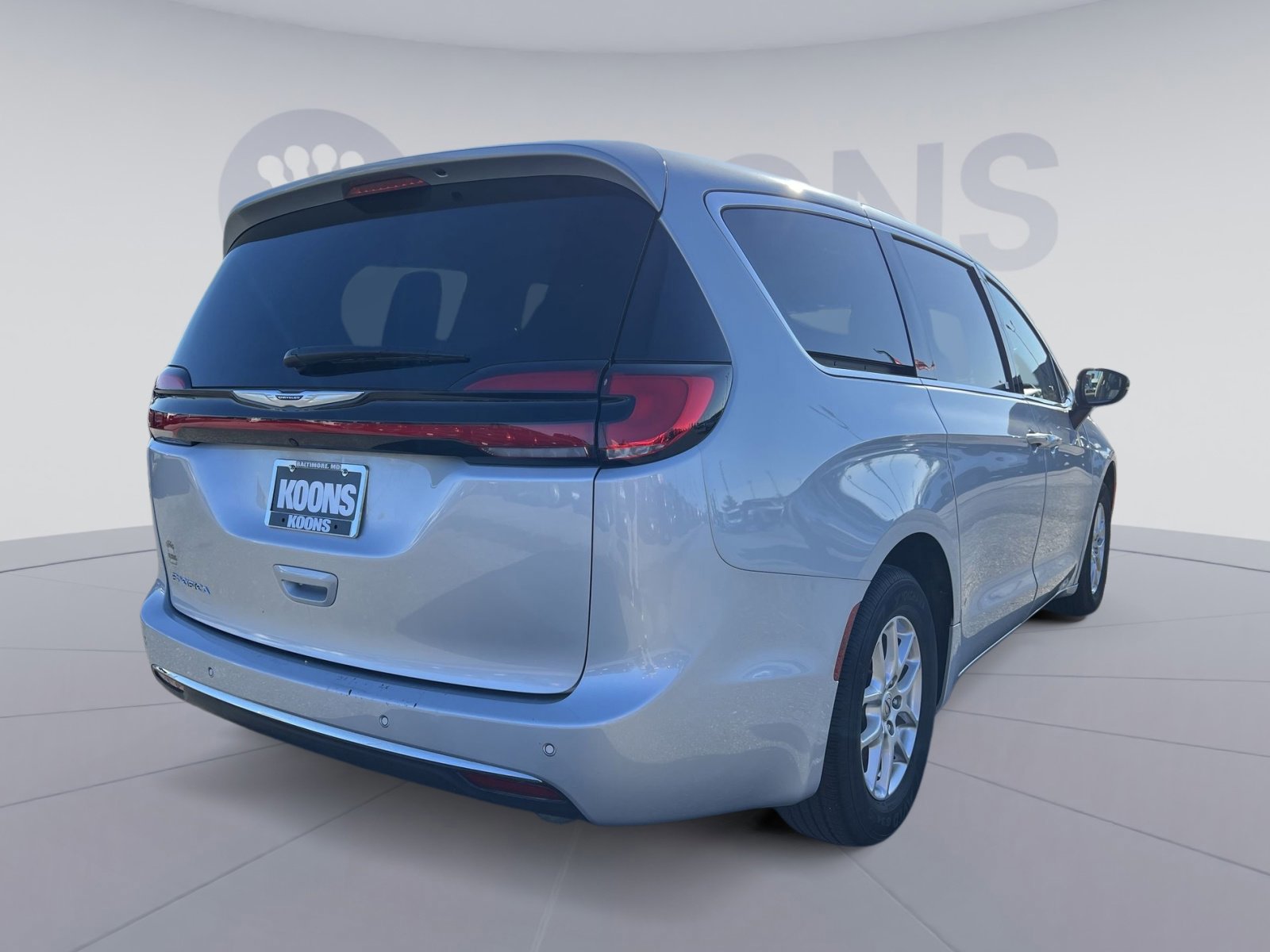 Used 2024 Chrysler Pacifica Touring-L FWD image 4