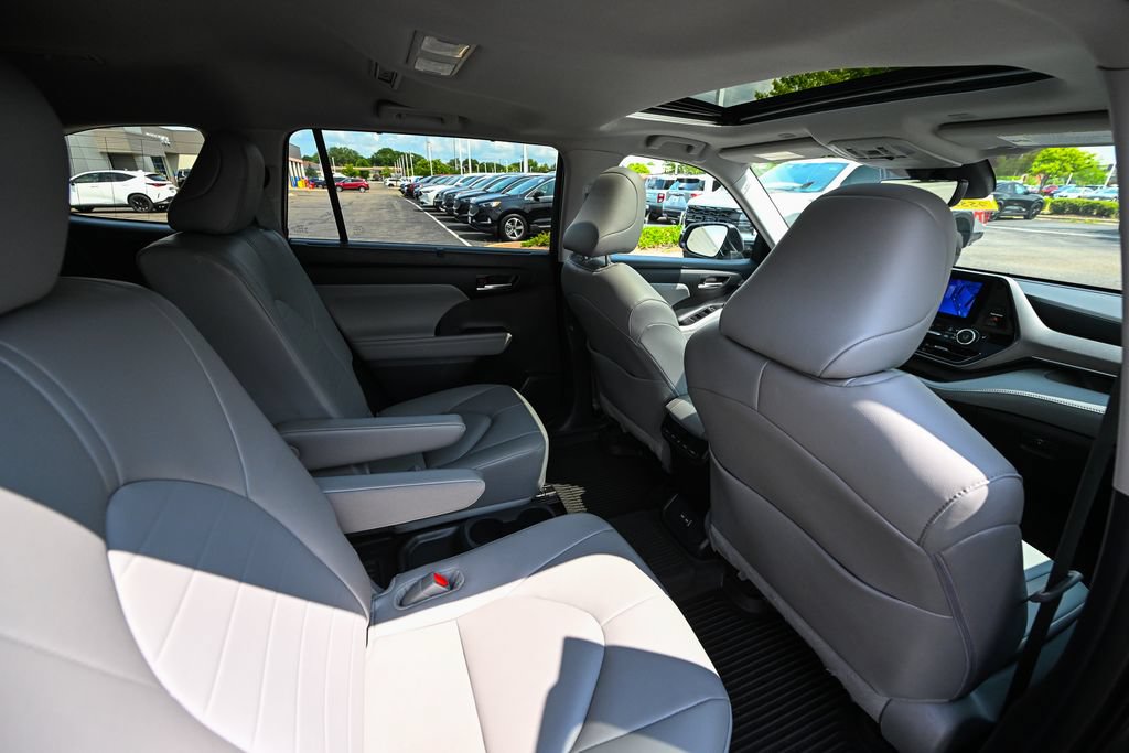 Used 2024 Toyota Highlander XLE AWD/4WD image 26