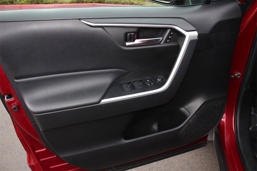Used 2022 Toyota RAV4 XLE Premium image 23