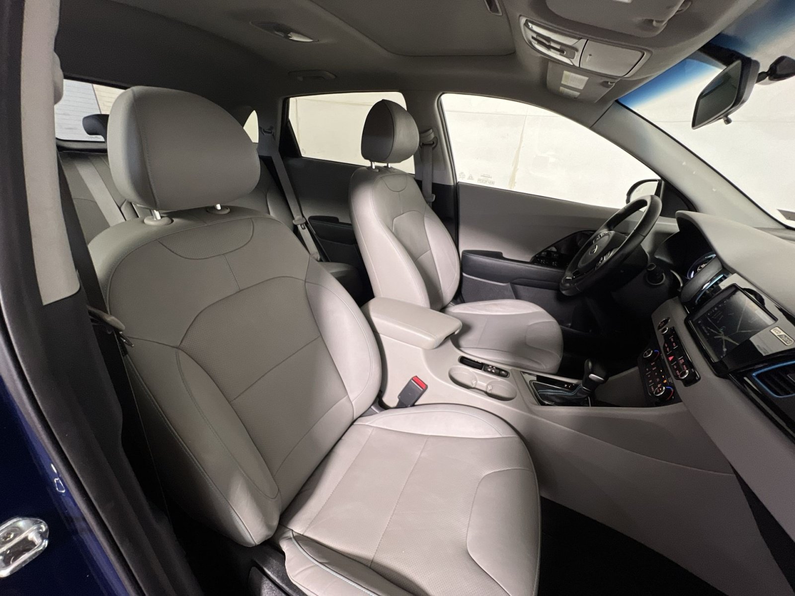 Used 2017 Kia Niro Touring FWD image 27