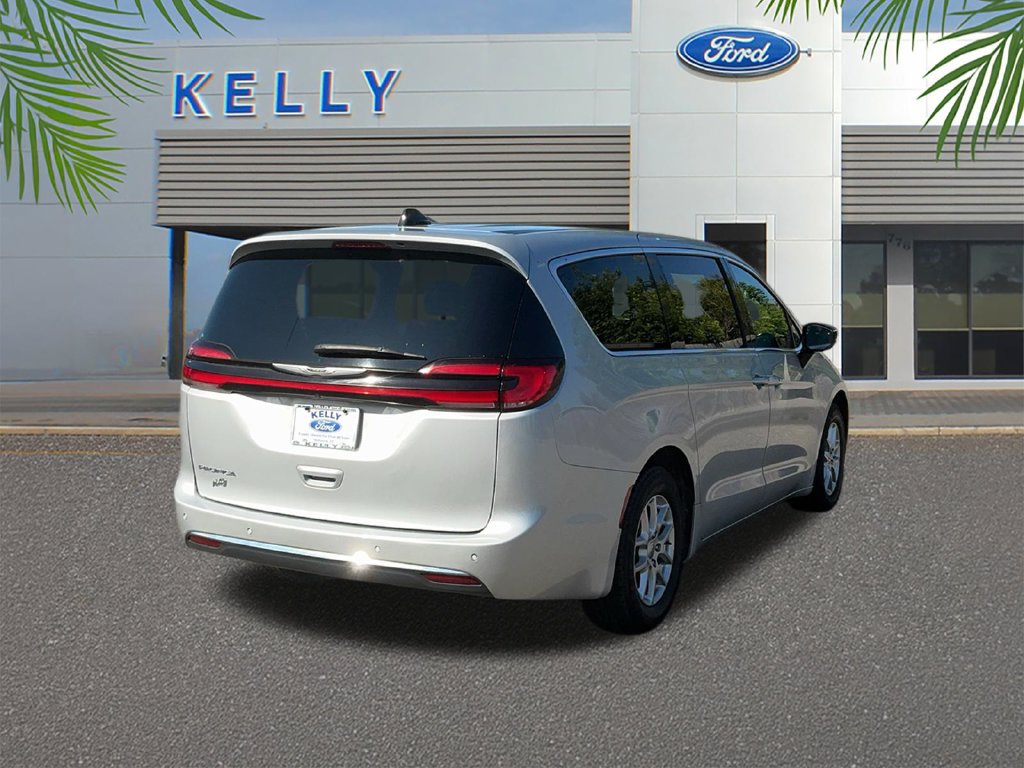 Used 2024 Chrysler Pacifica Touring-L FWD image 5