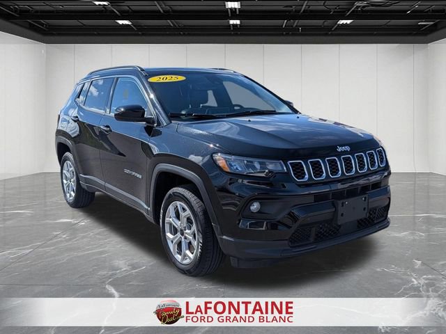 Used 2025 Jeep Compass Latitude w/ Sun & Sound Group AWD/4WD image 7