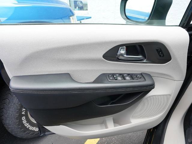 Used 2023 Chrysler Pacifica Touring-L FWD image 13