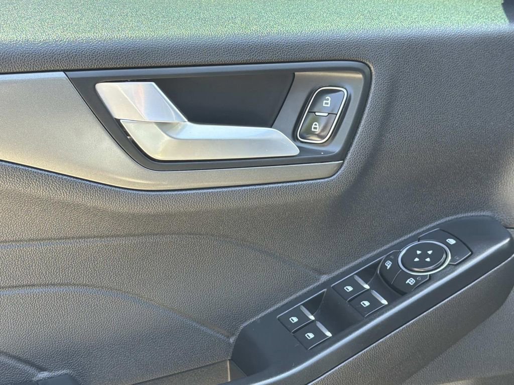 Certified 2025 Ford Escape SE FWD image 23