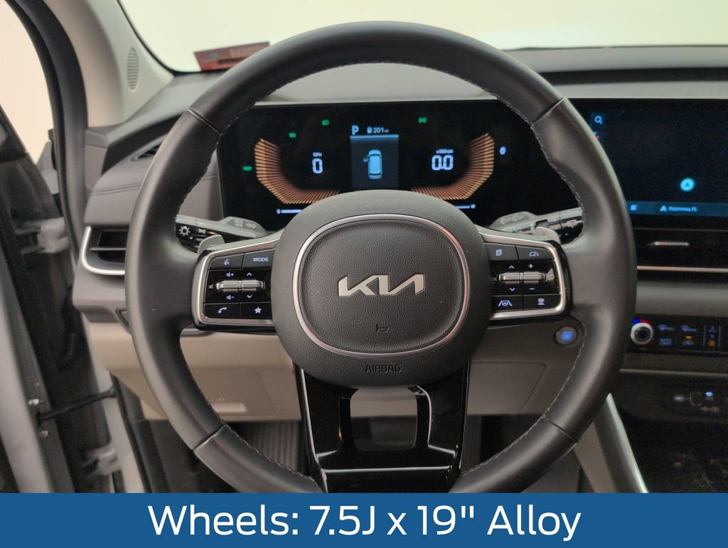 Used 2025 Kia Carnival EX FWD image 29