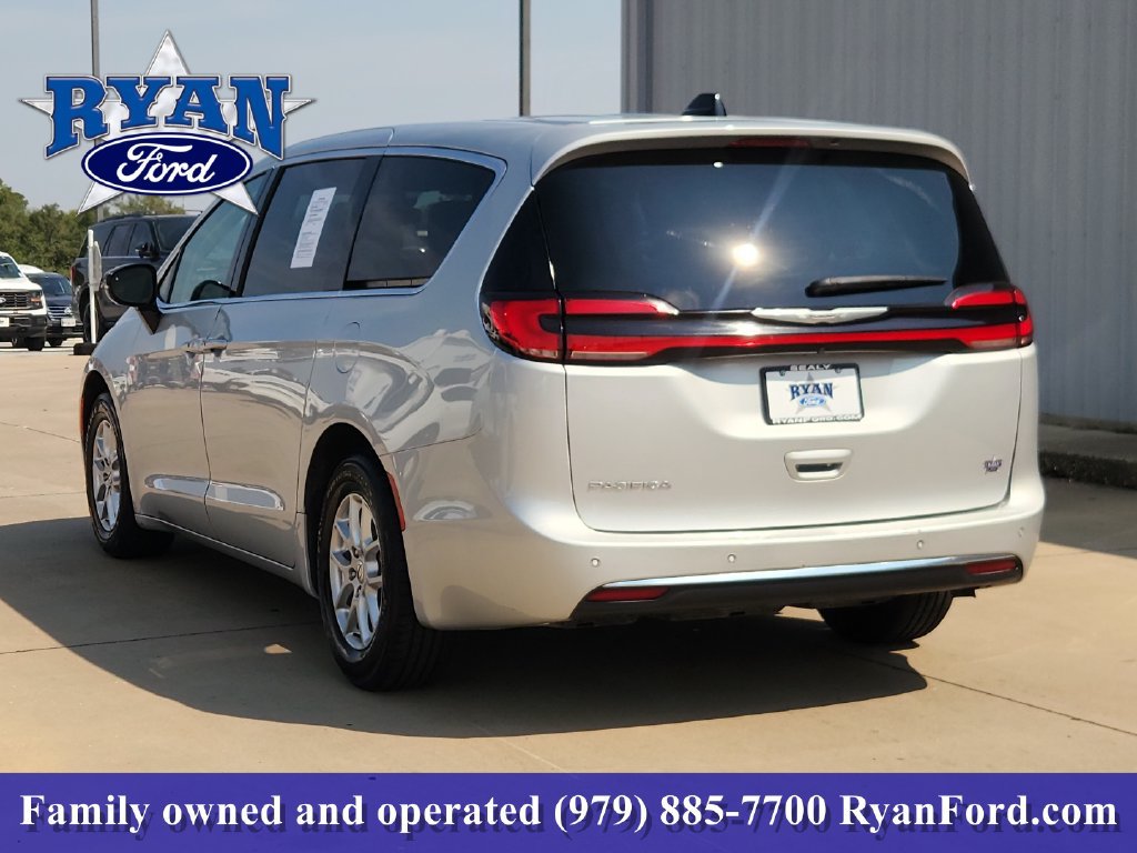 Used 2024 Chrysler Pacifica Touring-L FWD image 4