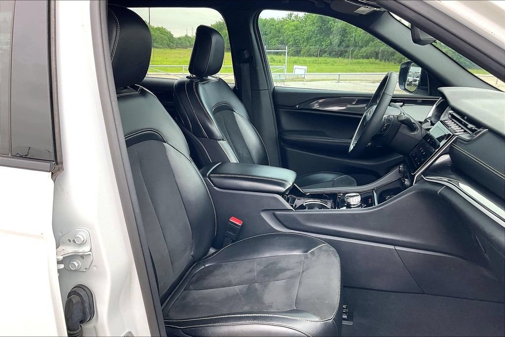 Used 2023 Jeep Grand Cherokee L Laredo AWD/4WD image 29