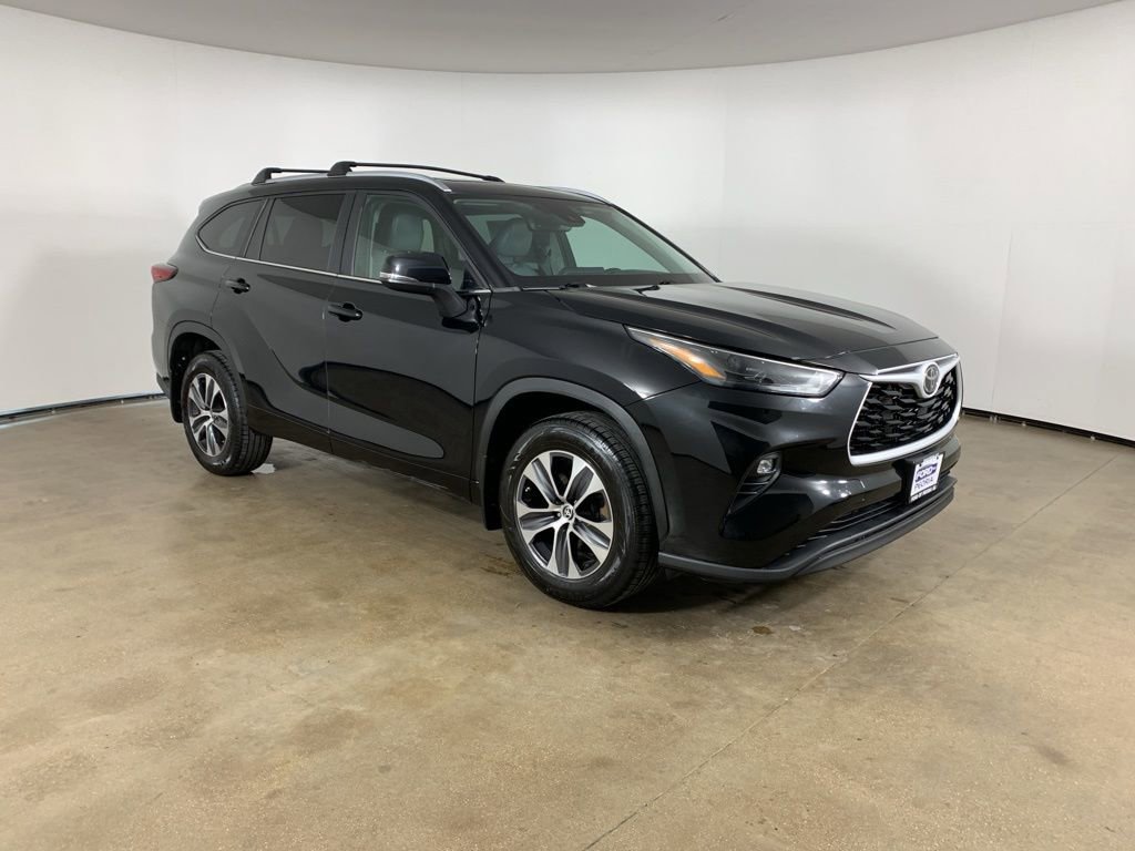 Used 2023 Toyota Highlander XLE AWD/4WD image 5