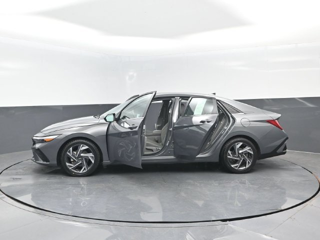 Used 2025 Hyundai Elantra SEL FWD image 30