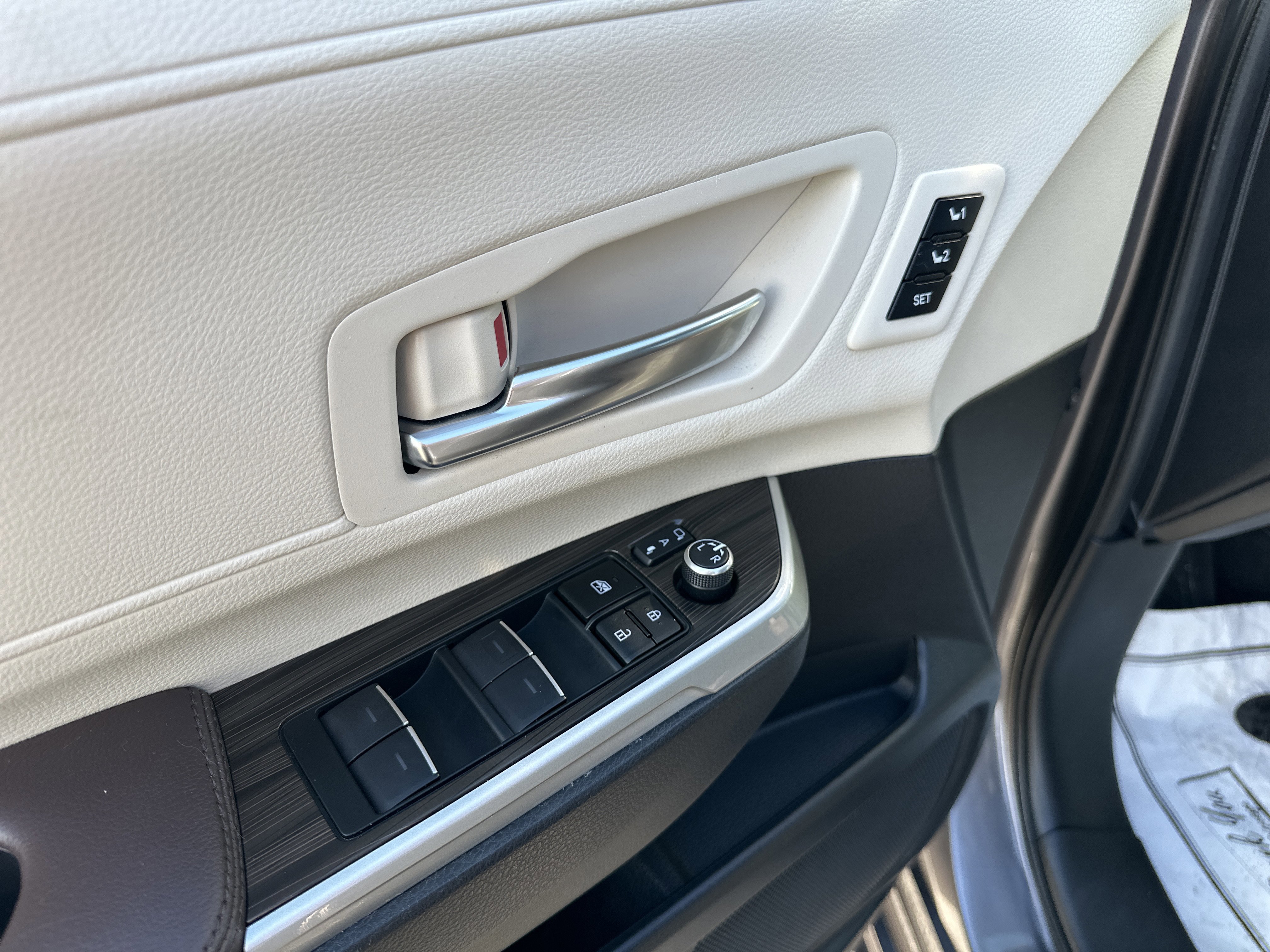 Used 2023 Toyota Sienna Platinum image 12