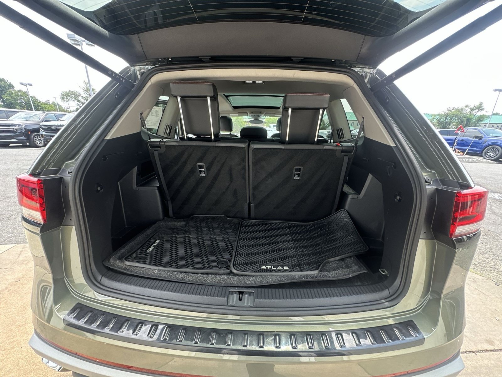 Used 2025 Volkswagen Atlas Peak Edition SE AWD/4WD image 34