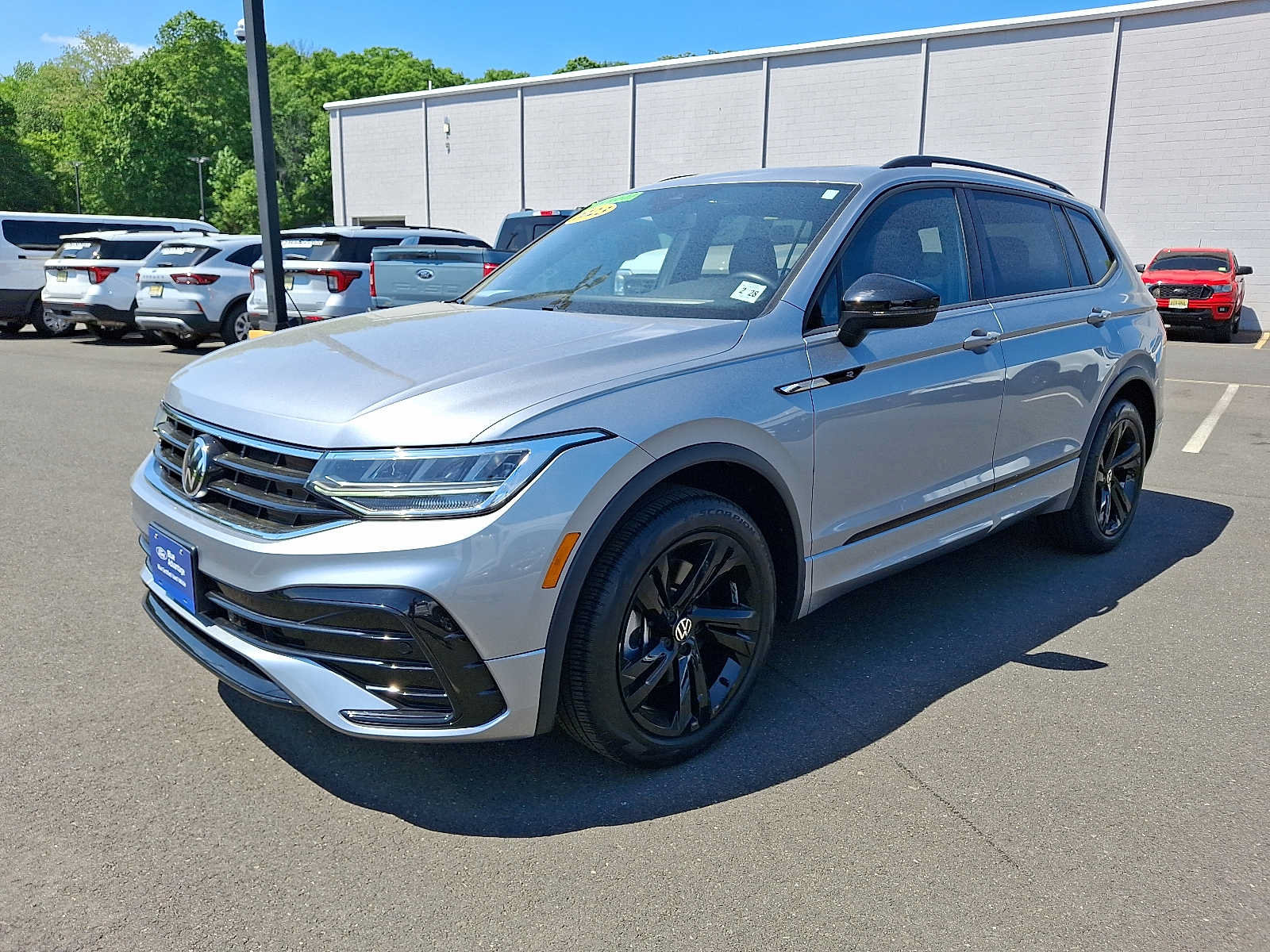 Used 2023 Volkswagen Tiguan SE R-Line FWD image 3