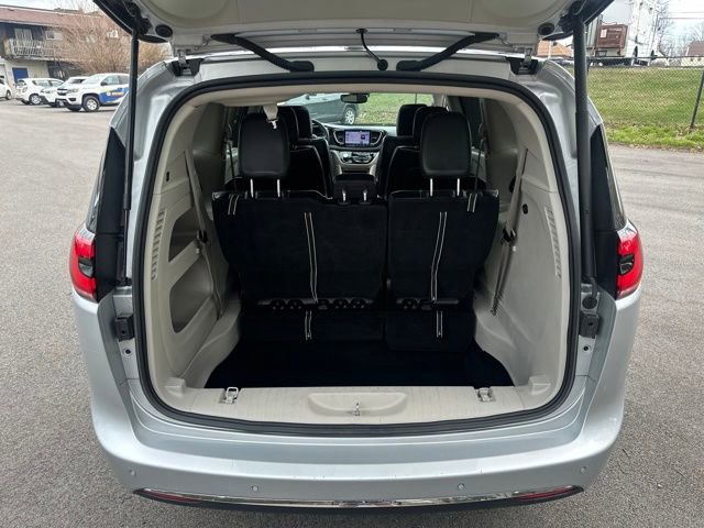 Used 2023 Chrysler Pacifica Limited FWD image 27