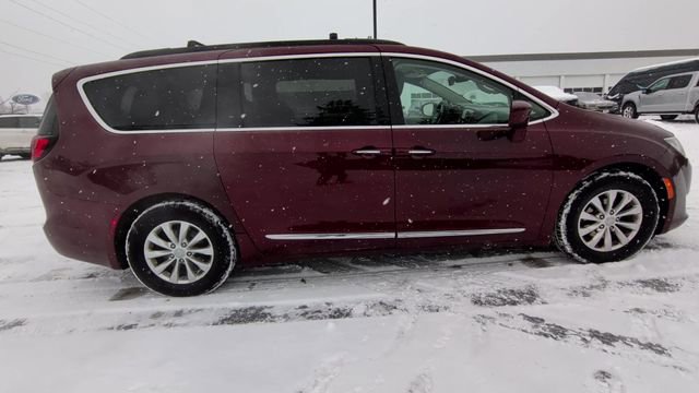 Used 2017 Chrysler Pacifica Touring-L image 10