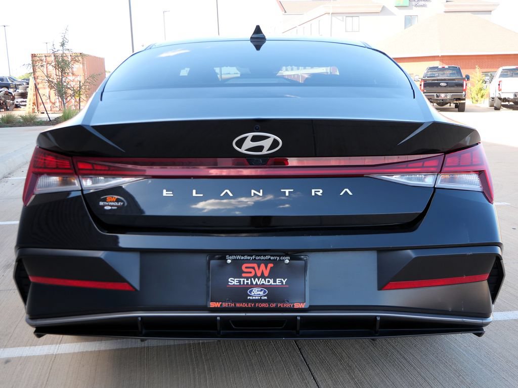 Used 2025 Hyundai Elantra SEL FWD image 5