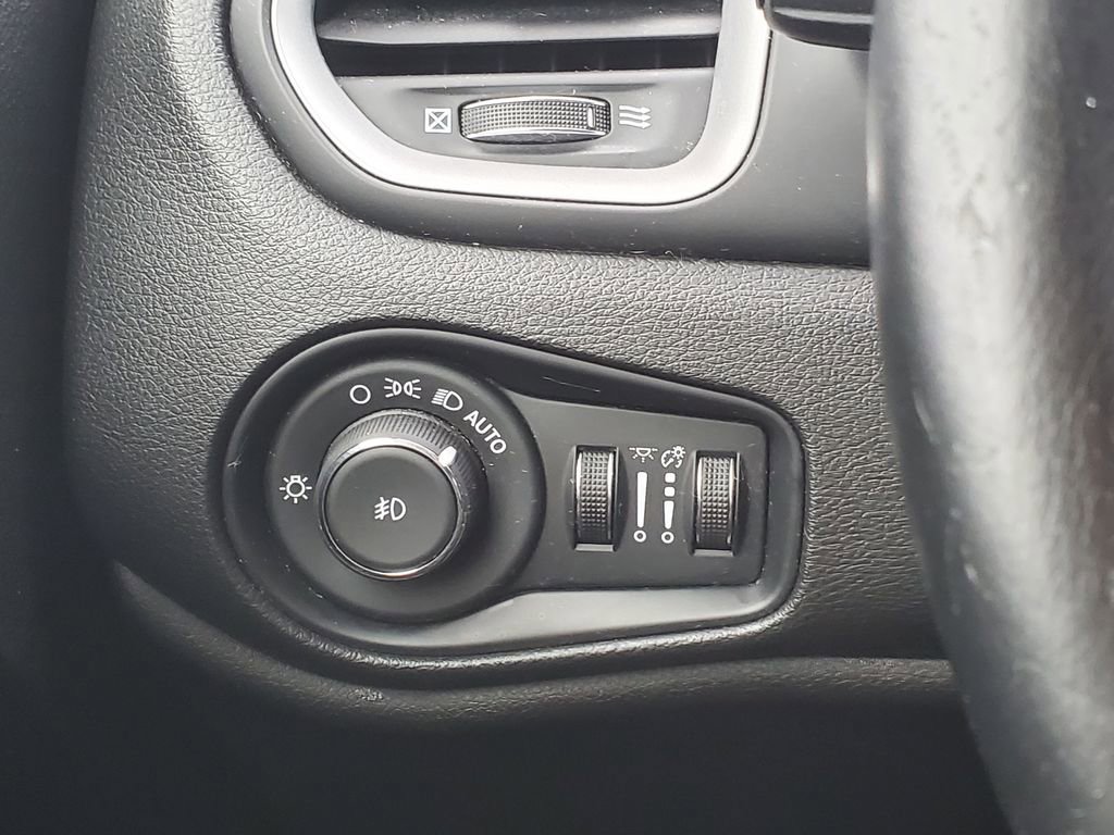 Used 2019 Jeep Renegade Latitude w/ Cold Weather Group image 16