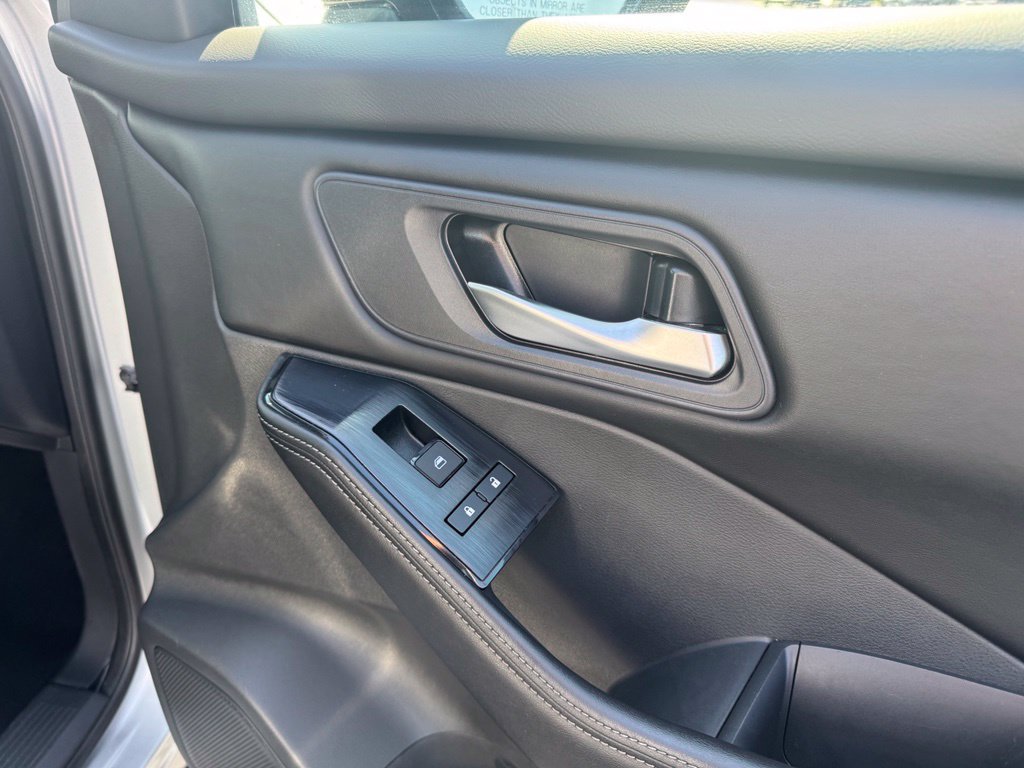 Used 2025 Nissan Rogue SV FWD image 15