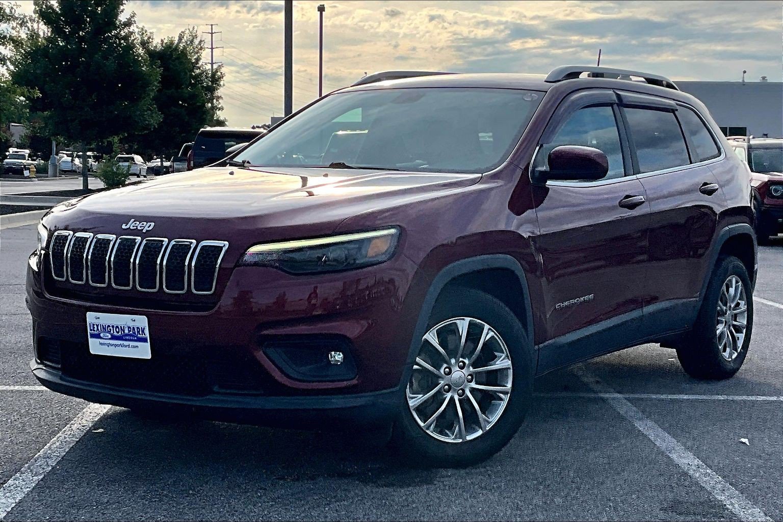 Used 2019 Jeep Cherokee Latitude Plus FWD image 3