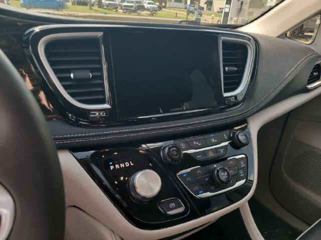 Used 2024 Chrysler Pacifica Limited FWD image 18