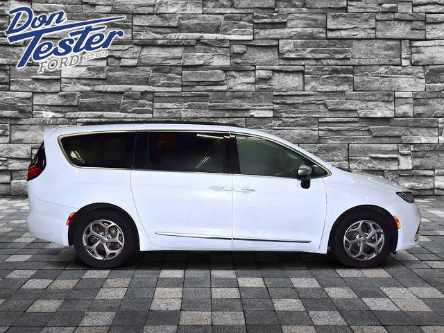Used 2023 Chrysler Pacifica Limited image 6
