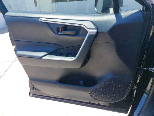 Used 2021 Toyota RAV4 LE AWD/4WD image 27