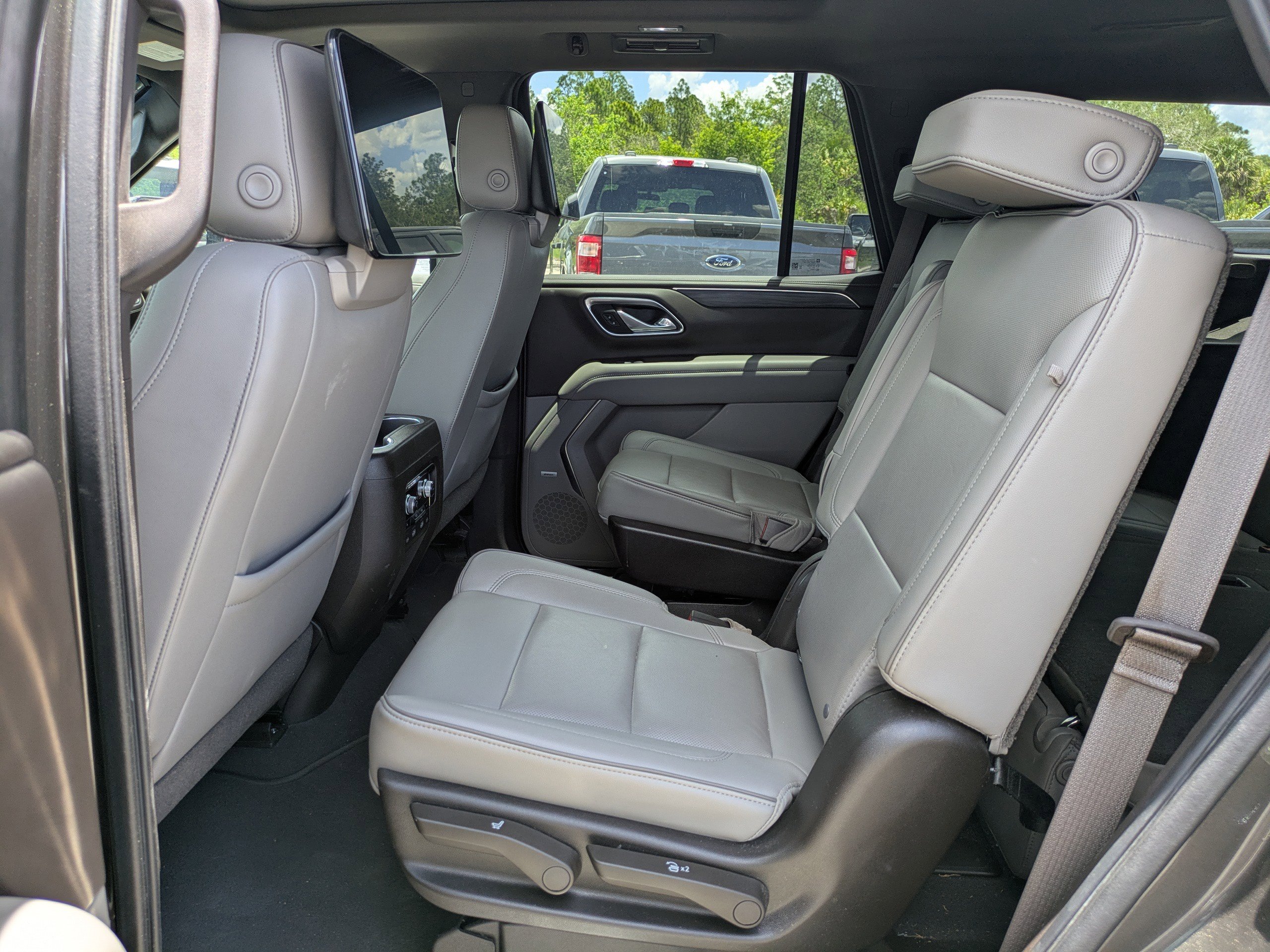 Used 2021 GMC Yukon SLT w/ SLT Premium Package AWD/4WD image 13