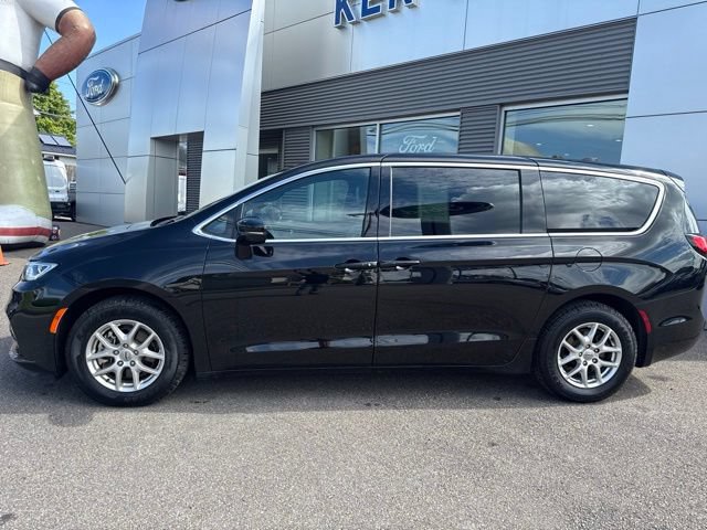 Used 2025 Chrysler Pacifica Select FWD image 9