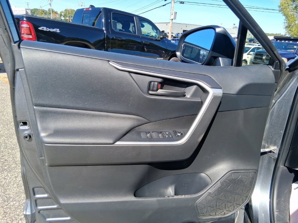 Used 2020 Toyota RAV4 LE w/ Carpet Mat Package AWD/4WD image 10