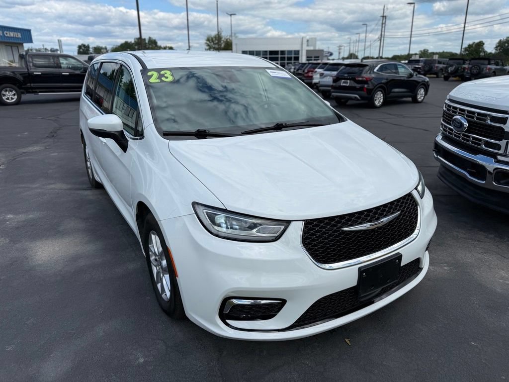 Used 2023 Chrysler Pacifica Touring-L FWD image 3