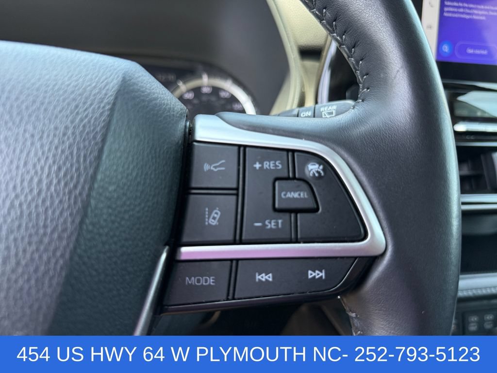 Used 2024 Toyota Highlander LE AWD/4WD image 17