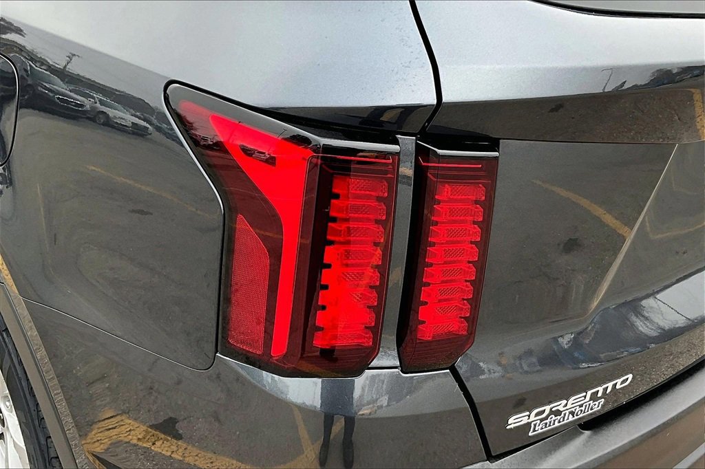 Used 2023 Kia Sorento LX image 31