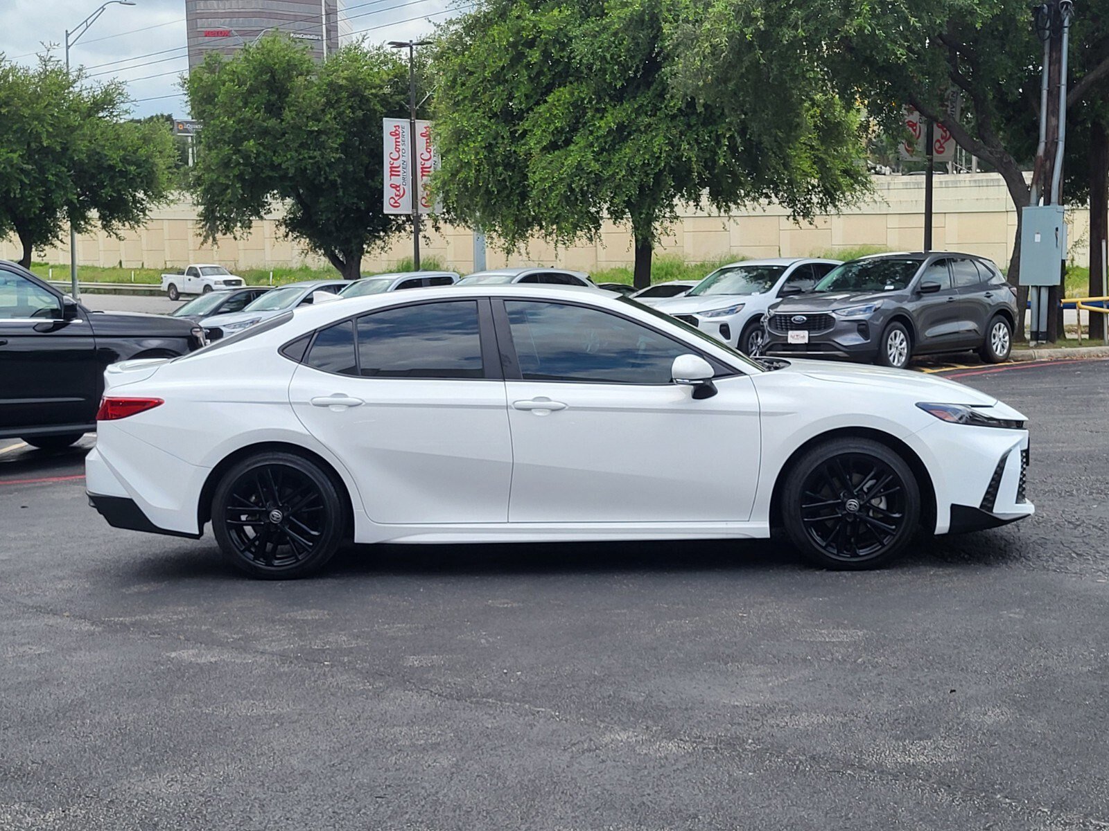 Used 2025 Toyota Camry SE FWD image 2