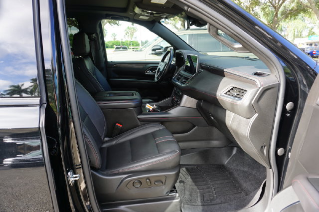 Used 2023 Chevrolet Suburban RST RWD image 3