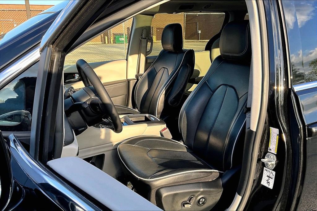 Used 2024 Chrysler Pacifica Limited FWD image 24