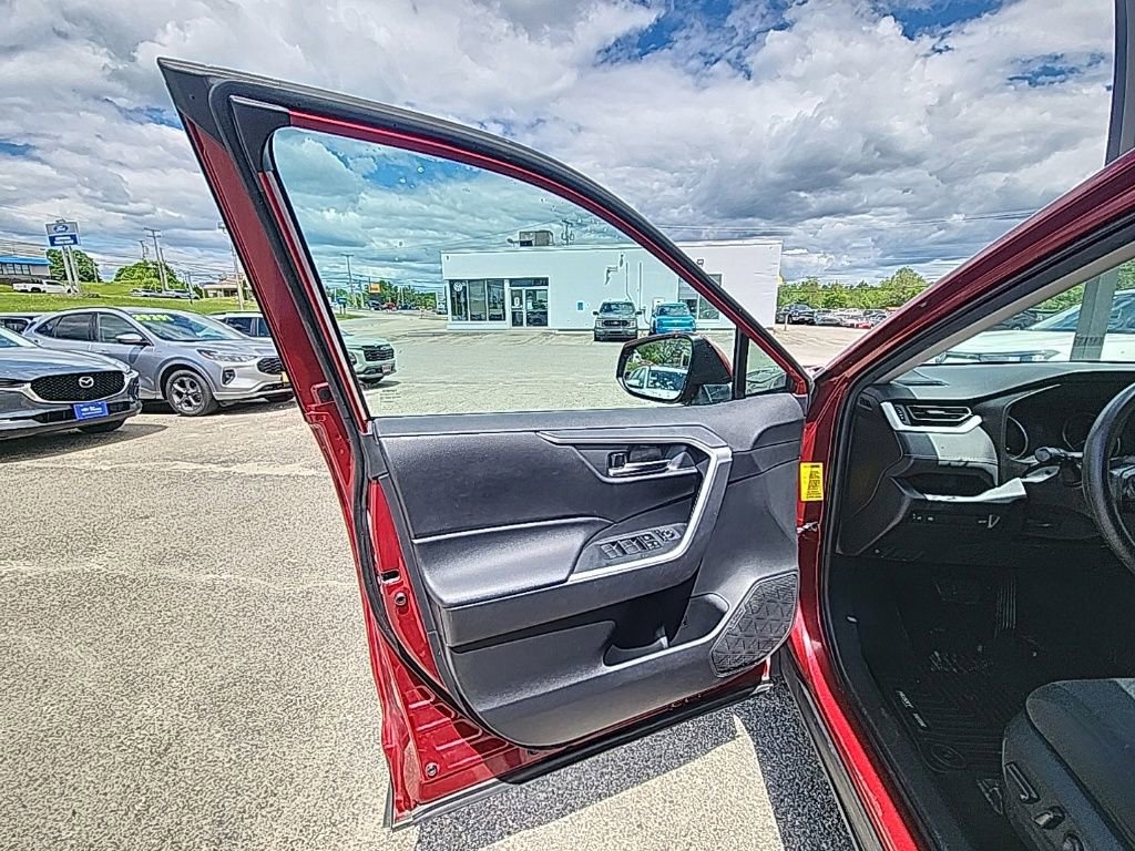 Used 2020 Toyota RAV4 XLE w/ Convenience Package AWD/4WD image 11