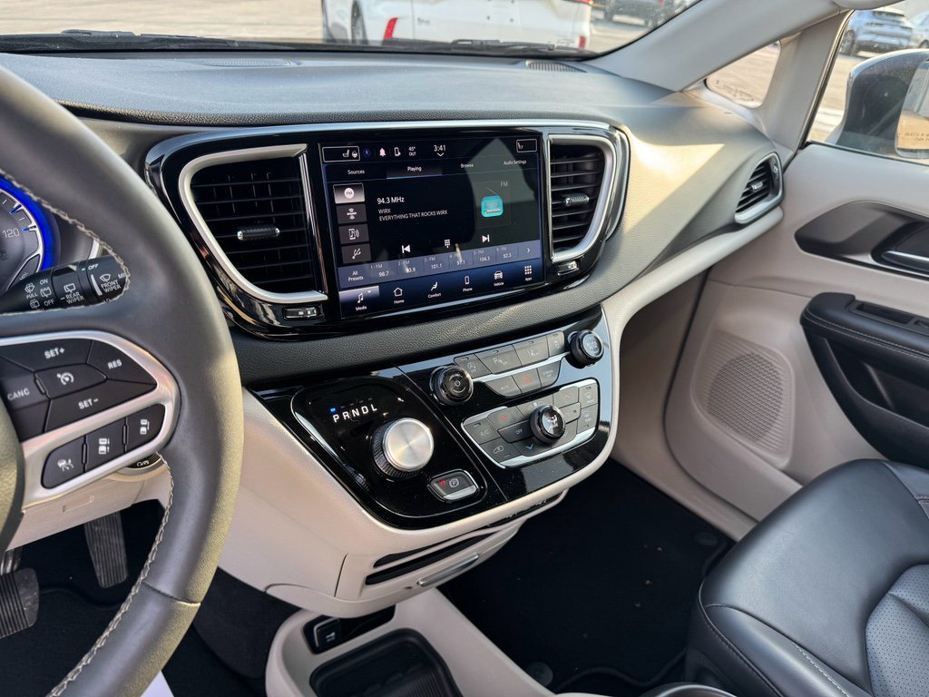 Used 2023 Chrysler Pacifica Touring-L image 28
