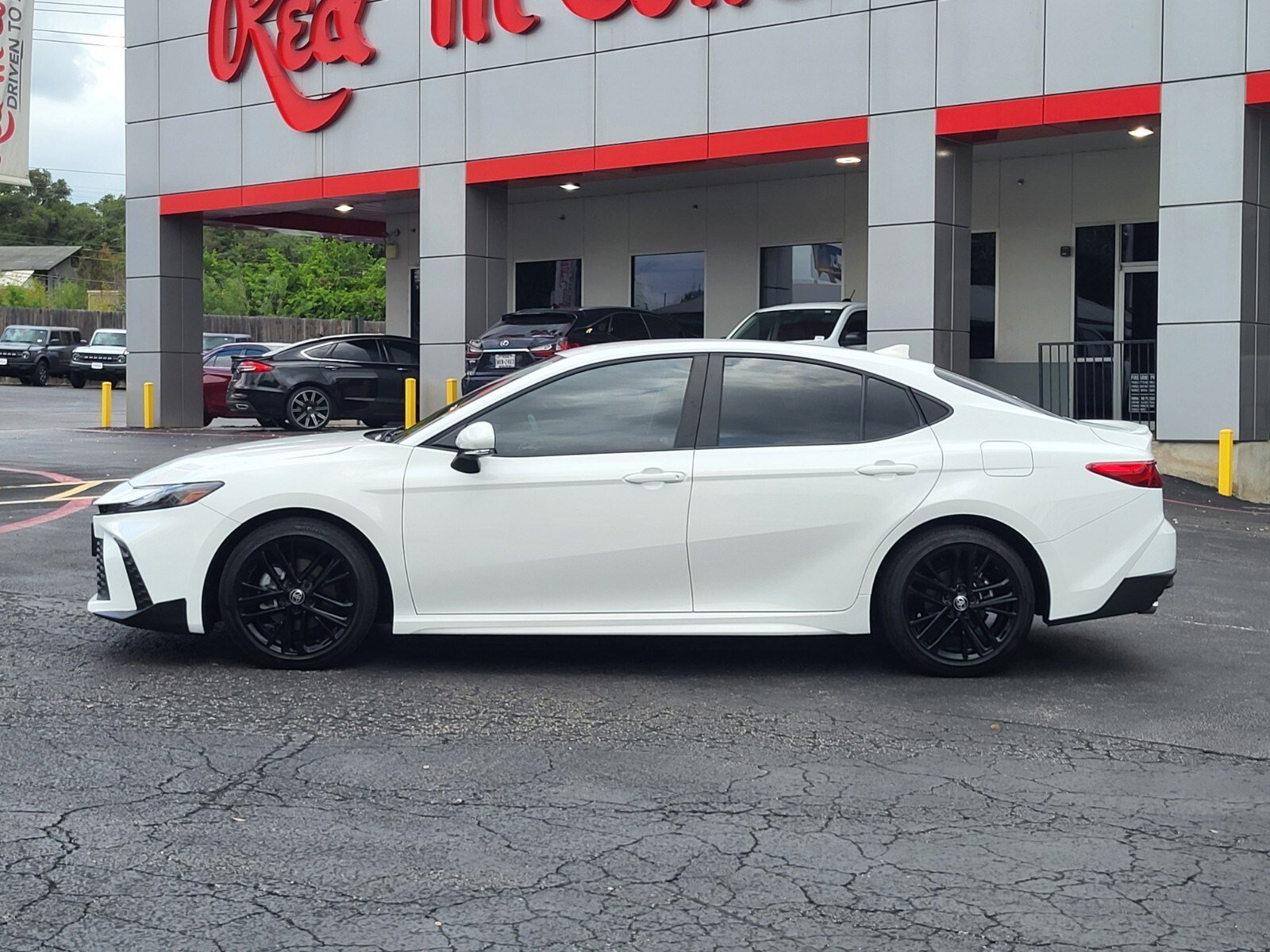 Used 2025 Toyota Camry SE FWD image 7
