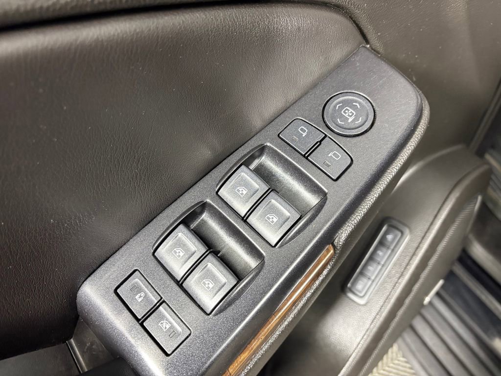 Used 2018 Chevrolet Suburban LT image 12