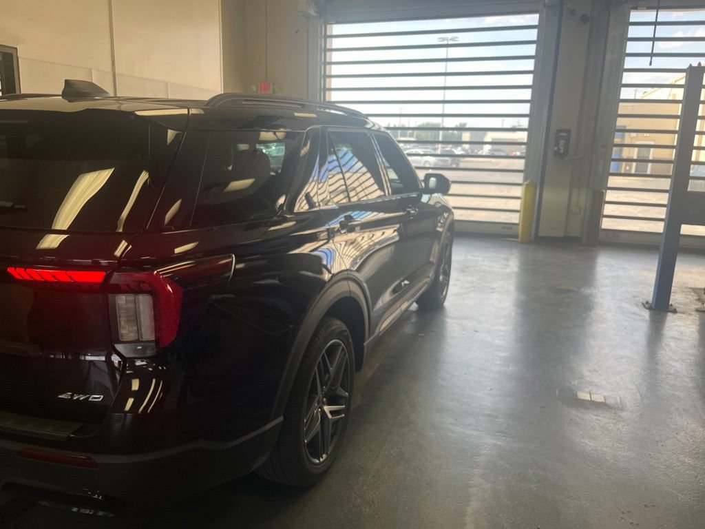 Certified 2025 Ford Explorer ST-Line w/ ST-Line Street Pack AWD/4WD image 10