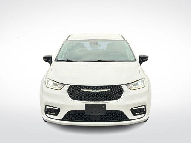 Used 2024 Chrysler Pacifica Touring-L FWD image 3
