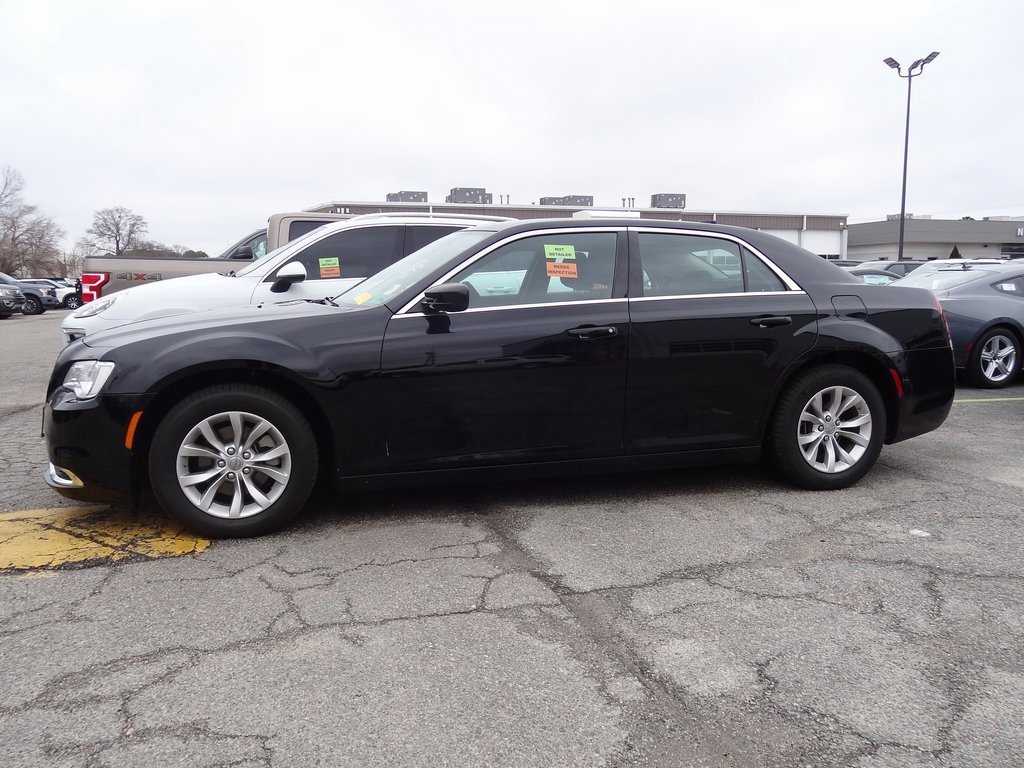 Used 2023 Chrysler 300 Touring image 2