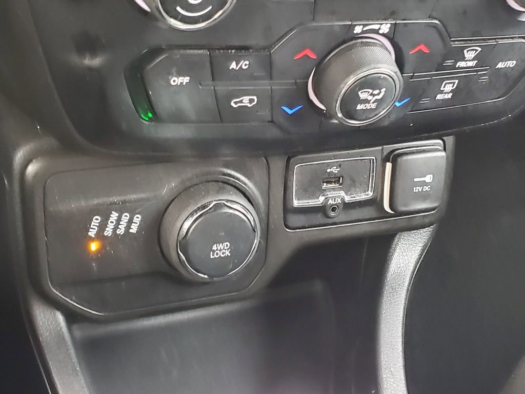 Used 2019 Jeep Renegade Latitude w/ Cold Weather Group image 25