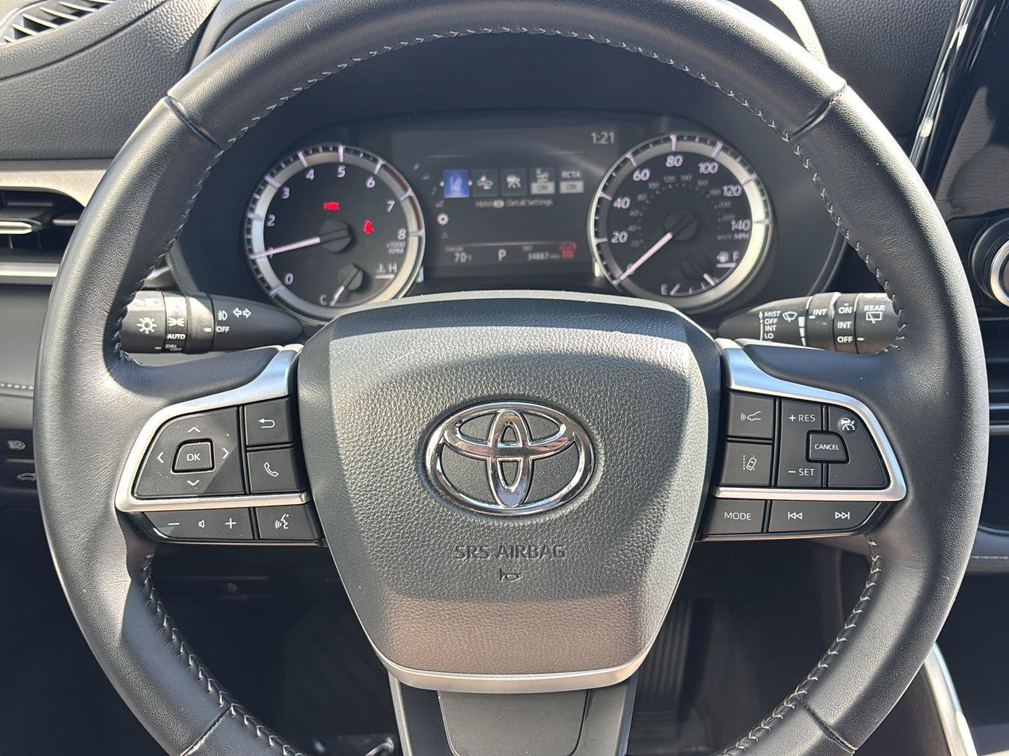 Used 2025 Toyota Highlander LE AWD/4WD image 17