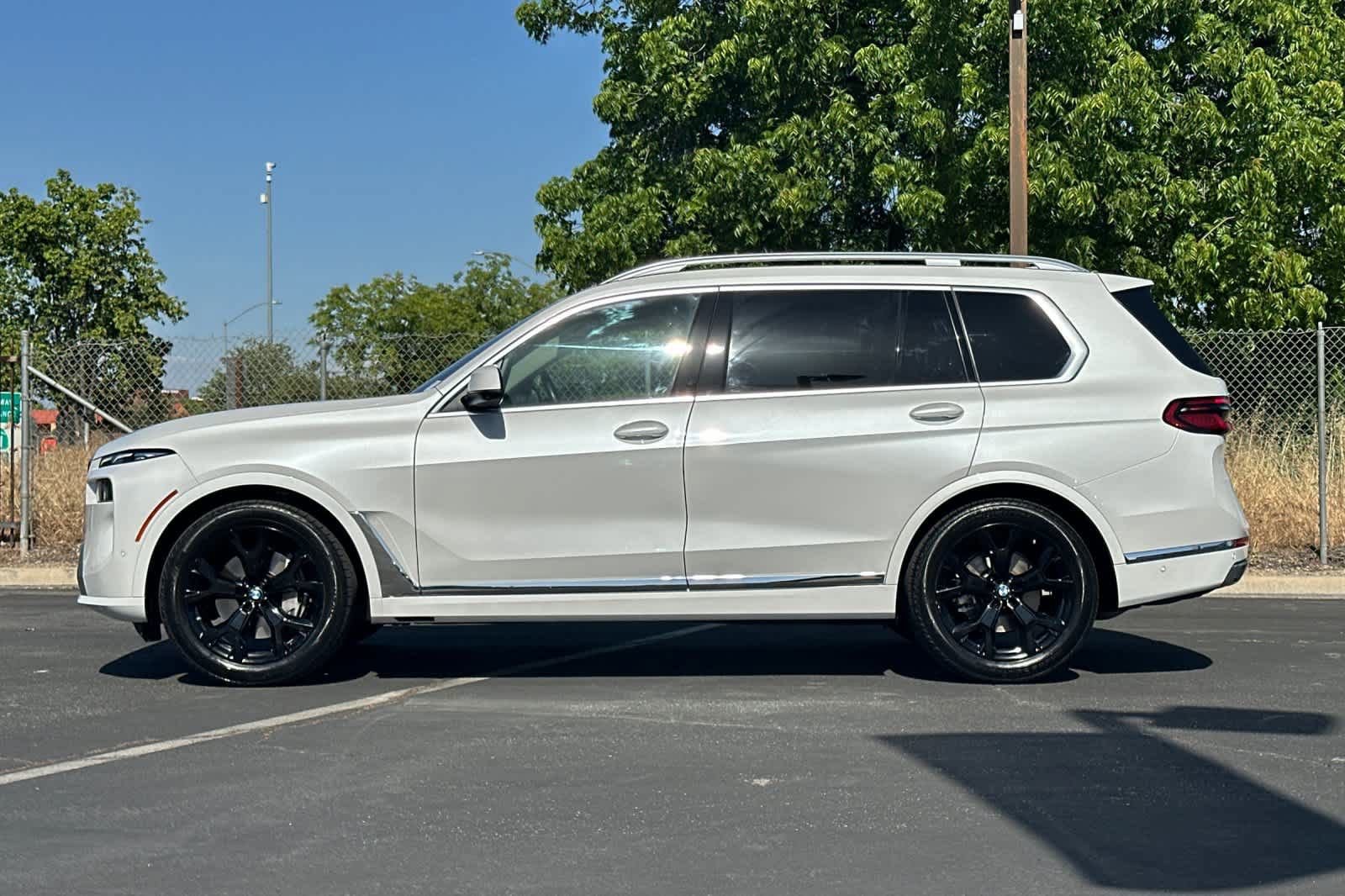 Used 2023 BMW X7 xDrive40i w/ Premium Package image 2