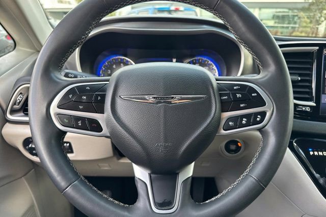 Used 2023 Chrysler Pacifica Touring-L image 26