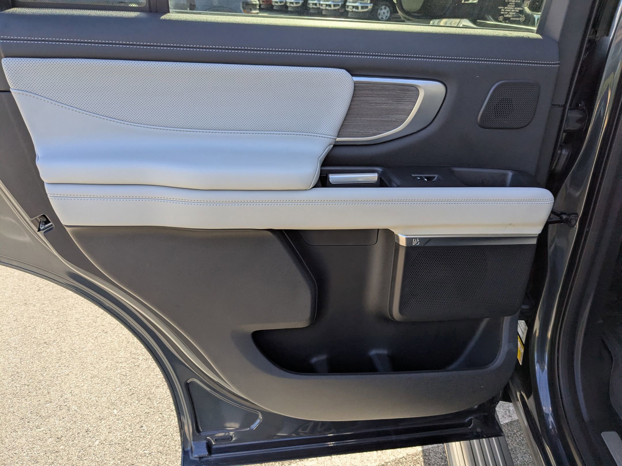 Certified 2025 Ford Expedition Platinum w/ Platinum Ultimate Package image 32